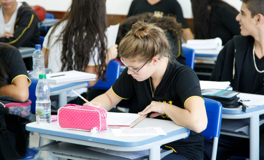 Pais e responsáveis pelos estudantes que estão saindo da rede municipal neste ano para ingressar na rede estadual em 2016 precisam estar atentos nesta semana. Desde esta segunda (14) até sexta-feira (18) será feita a confirmação de matrículas nas escolas que os estudantes irão frequentar.