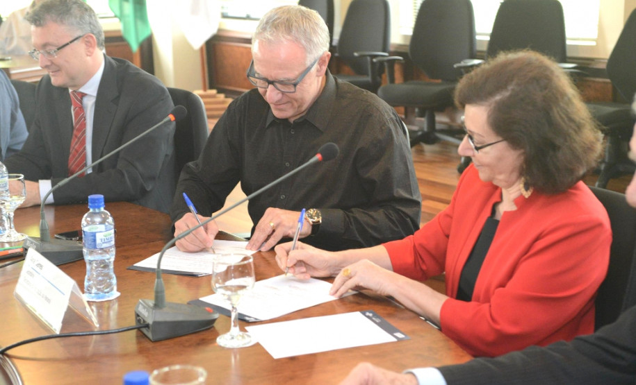 O diretor-superintendente do Sebrae/PR, Vitor Roberto Tioqueta, o presidente do Conselho Deliberativo da entidade, Edson Campagnolo, e a secretária estadual de Educação do Paraná, Ana Seres, assinam convênio que levará educação empreendedora a escolas estaduais.