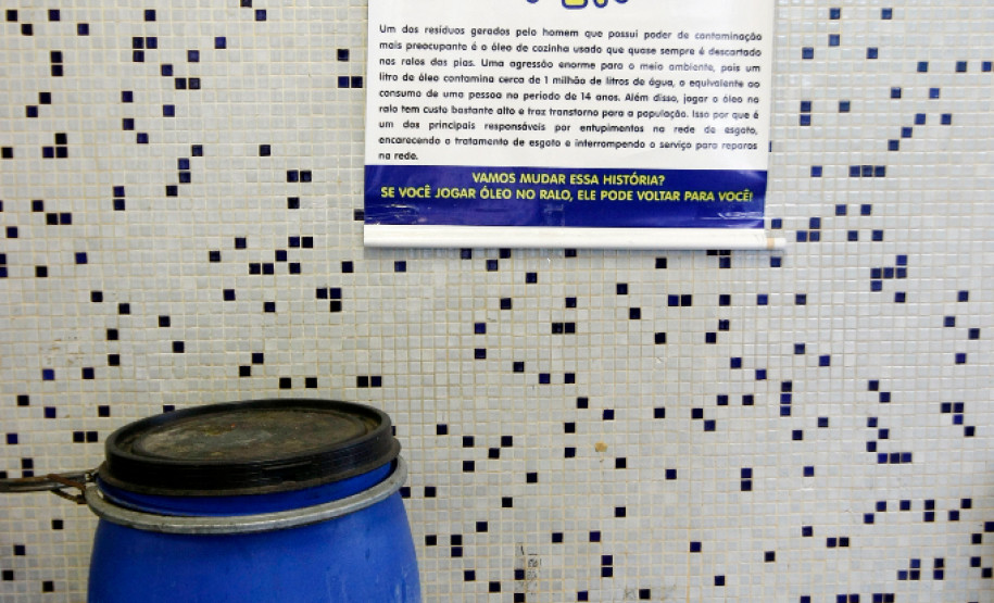 Coleta de óleo de cozinha para transformar em sabão é uma prática muito utilizada por escolas.