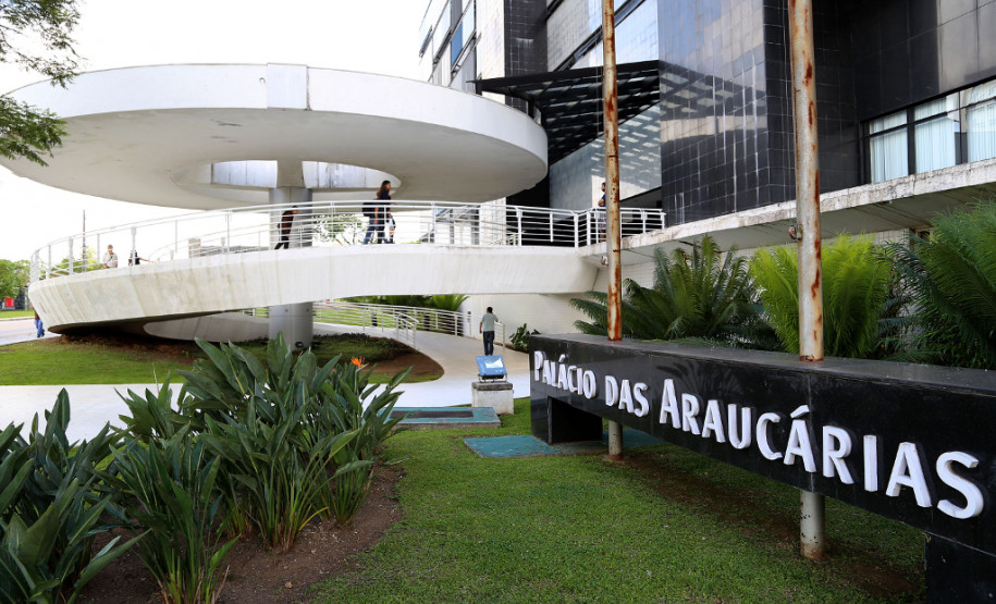 Repartições públicas estaduais estarão fechadas entre os dias 24 de dezembro de 2015 e 3 de janeiro de 2016, exceto serviços essenciais.