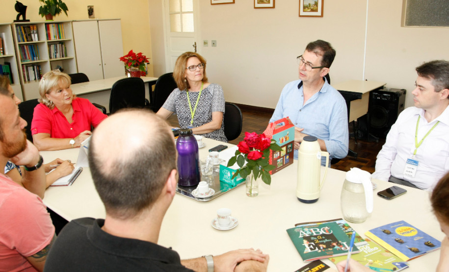 Em visita à Secretaria de Estado da Educação (SEED) nesta sexta-feira (18), representantes da Fundação Logosófica realizaram a entrega de 1.125 livros à Secretaria. O material contém histórias infantis que ensinam valores éticos e familiares. Eles foram recebidos pela chefe do Departamento de Diversidade da SEED, Marise Ritzmann Loures, e pelo chefe do Departamento de Educação Básica,Cassiano Roberto Nascimento Ogliari, além de servidores da SEED.