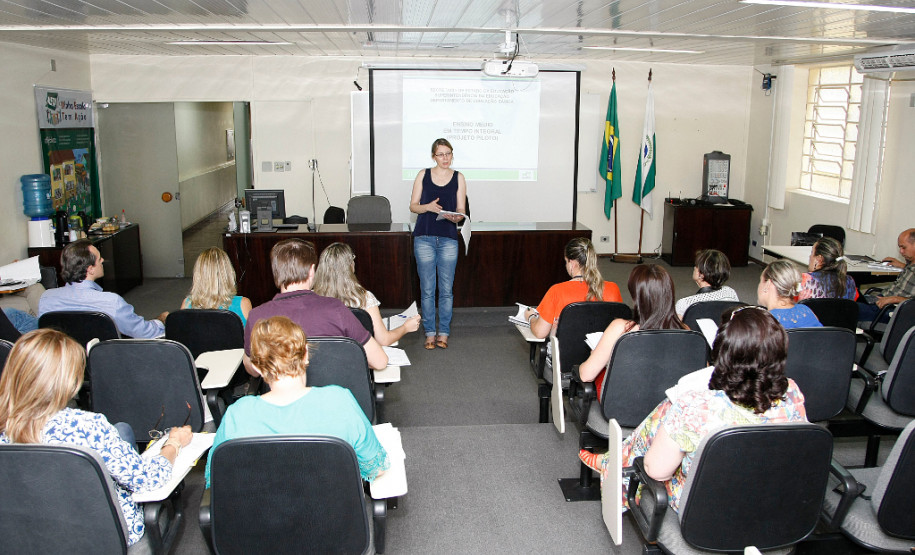 Secretaria da Educação do Paraná apresenta projeto piloto Educação em Tempo Integral a diretores de escolas.