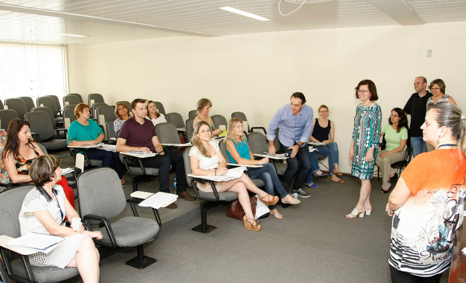 Secretaria da Educação do Paraná apresenta projeto piloto Educação em Tempo Integral a diretores de escolas.