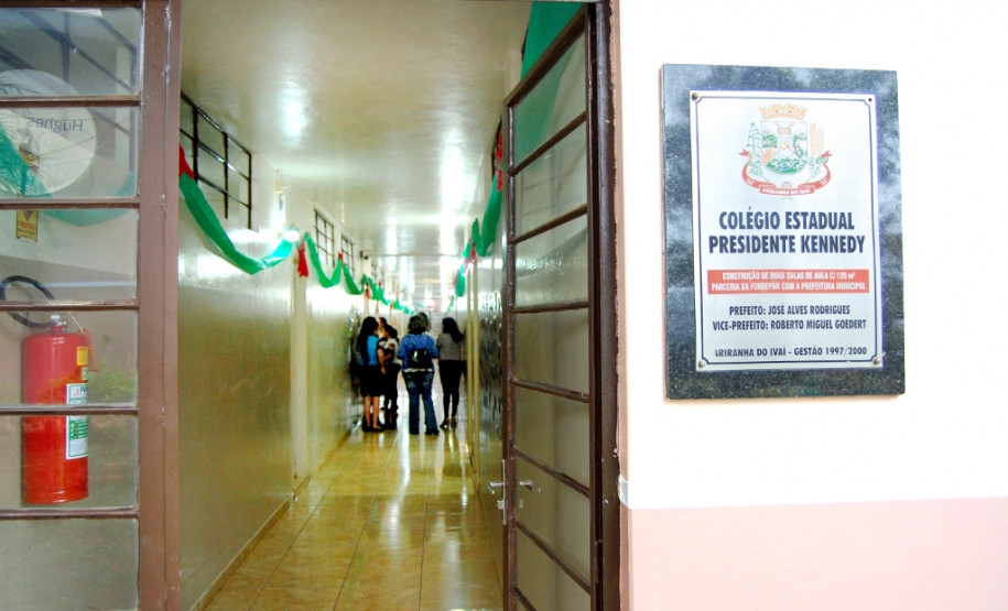 Ao longo de 2015 os estudantes do 9º ano do Colégio Estadual Presidente Kennedy, da cidade de Ariranha do Ivaí (Vale do Ivaí), participaram de um projeto diferente, que envolveu tecnologia e muita criatividade. Todos criaram um vídeo, após produzirem suas próprias crônicas.