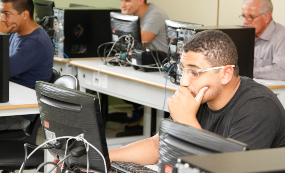 A Secretaria de Estado da Educação promoveu, entre setembro a dezembro de 2015, quatro etapas da prova online da EJA (Educação para Jovens e Adultos). Os exames reuniram 25.053 candidatos que tiveram a oportunidade de concluir o Ensino Fundamental e o Ensino Médio.