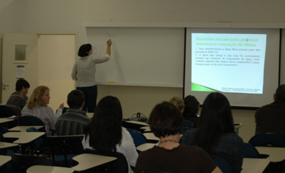 Durante quatro dias, cerca de 400 professores da disciplina se encontram para se atualizarem em evento de formação continuada.