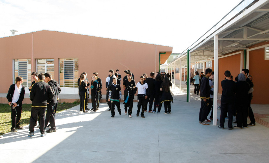 Os cerca de um milhão de estudantes da rede estadual de ensino retomam, no dia 29 de fevereiro, as aulas do ano letivo de 2016. Devido às duas greves de professores realizadas em 2015, parte das escolas encerra o ano letivo de 2015 no dia 23 de dezembro, enquanto outras unidades só concluirão o calendário em 26 de fevereiro.