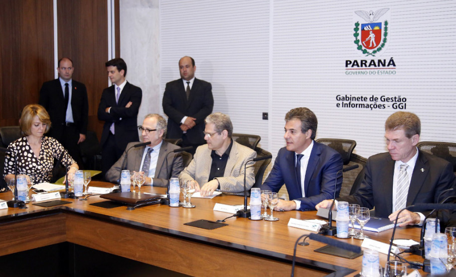 Richa enfatiza que já nesta folha de janeiro o governo reajustará em cerca de 10,8% o salário dos servidores estaduais. O valor é com base no acumulado do Índice de Preços ao Consumidor Amplo (IPCA) em 2015. Além disso, em outubro do ano passado pagou reajuste de 3,45%. “Essa é uma demonstração do respeito e valorização do trabalho dos funcionários estaduais. Estamos fazendo um esforço para honrar os compromissos e melhorar as condições dos servidores”, disse o governador.