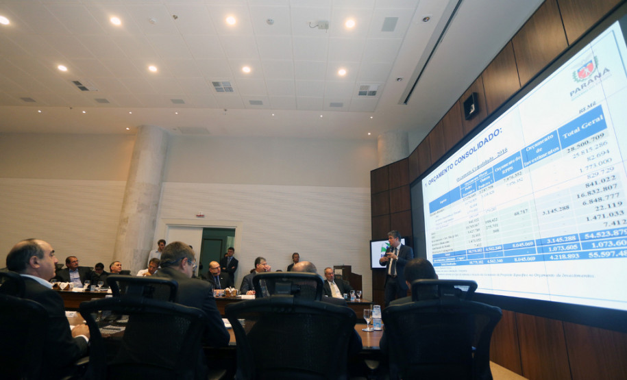 Richa enfatiza que já nesta folha de janeiro o governo reajustará em cerca de 10,8% o salário dos servidores estaduais. O valor é com base no acumulado do Índice de Preços ao Consumidor Amplo (IPCA) em 2015. Além disso, em outubro do ano passado pagou reajuste de 3,45%. “Essa é uma demonstração do respeito e valorização do trabalho dos funcionários estaduais. Estamos fazendo um esforço para honrar os compromissos e melhorar as condições dos servidores”, disse o governador.