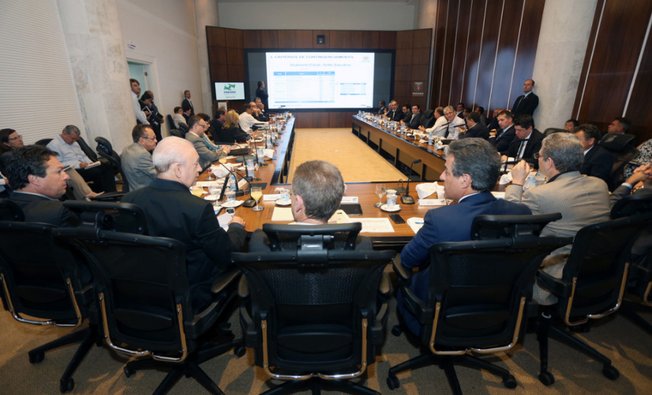 Richa enfatiza que já nesta folha de janeiro o governo reajustará em cerca de 10,8% o salário dos servidores estaduais. O valor é com base no acumulado do Índice de Preços ao Consumidor Amplo (IPCA) em 2015. Além disso, em outubro do ano passado pagou reajuste de 3,45%. “Essa é uma demonstração do respeito e valorização do trabalho dos funcionários estaduais. Estamos fazendo um esforço para honrar os compromissos e melhorar as condições dos servidores”, disse o governador.