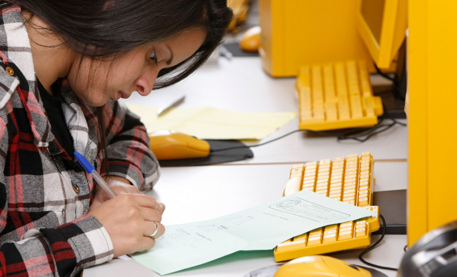 Para evitar que os estudantes fossem prejudicados pela greve, a Secretaria da Educação reforçou no ano passado o conteúdo para o Enem disponível no portal Dia a Dia Educação na internet. Estão disponíveis vídeo aulas dos programas Gabaritando Enem e Eureka, simulados online e impressos, apostilas, áudios, provas anteriores e palestras. O material foi utilizado por colégios no contraturno e em horário regular, além de ser consultado por alunos em casa também.