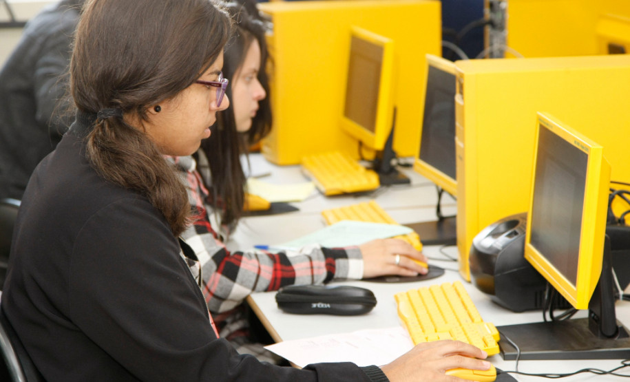 Para evitar que os estudantes fossem prejudicados pela greve, a Secretaria da Educação reforçou no ano passado o conteúdo para o Enem disponível no portal Dia a Dia Educação na internet. Estão disponíveis vídeo aulas dos programas Gabaritando Enem e Eureka, simulados online e impressos, apostilas, áudios, provas anteriores e palestras. O material foi utilizado por colégios no contraturno e em horário regular, além de ser consultado por alunos em casa também.