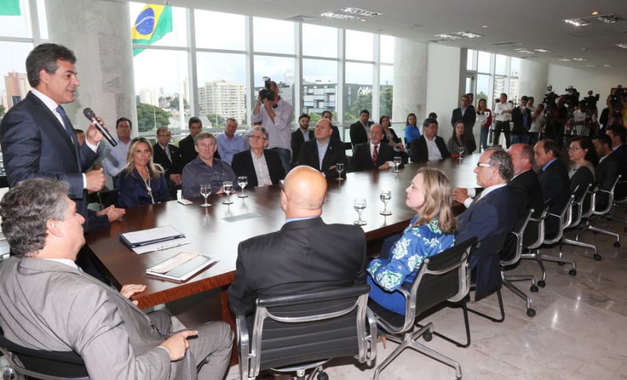 O governador Beto Richa assinou nesta segunda-feira (11) o decreto do reajuste de 10,67% nos salários dos servidores públicos ativos, inativos e pensionistas do Poder Executivo