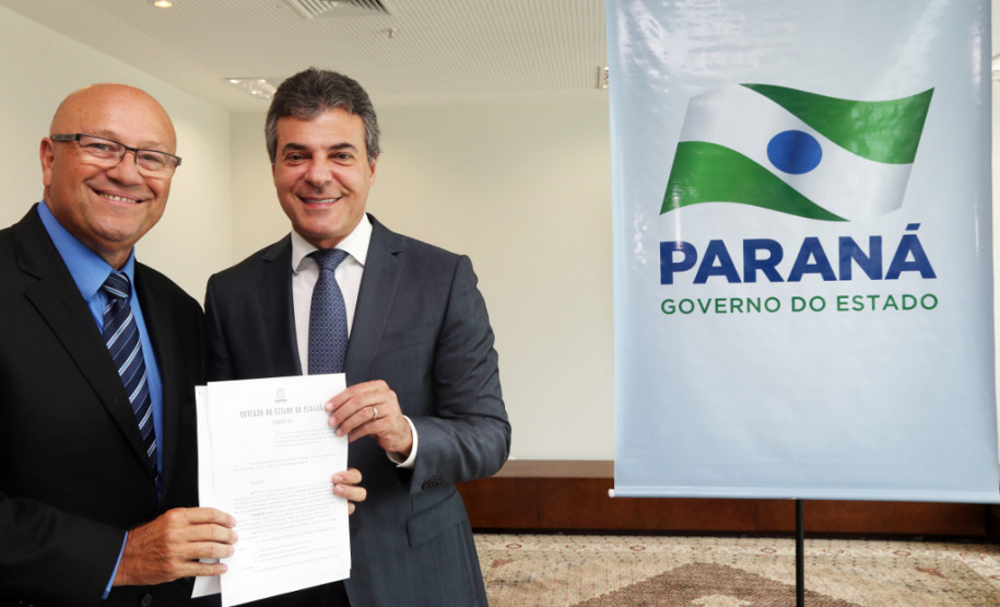 O governador Beto Richa assinou nesta segunda-feira (11) o decreto do reajuste de 10,67% nos salários dos servidores públicos ativos, inativos e pensionistas do Poder Executivo