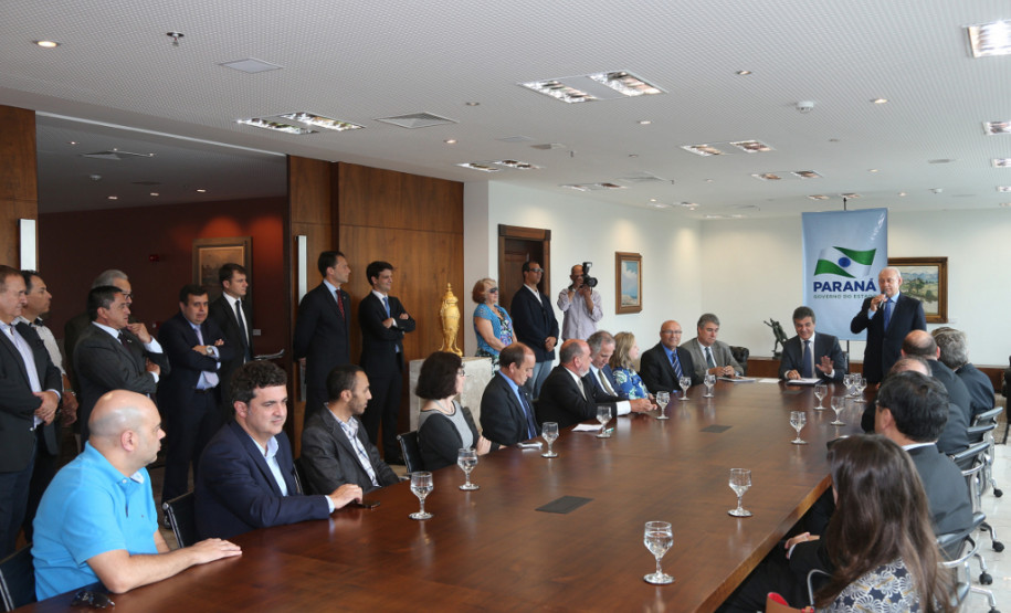 O governador Beto Richa afirmou nesta segunda-feira (11), no Palácio Iguaçu, que o governo estadual pagará na folha de janeiro o terço de férias aos servidores públicos estaduais, grande parte funcionários da educação que tradicionalmente tiram férias no final e começo do ano