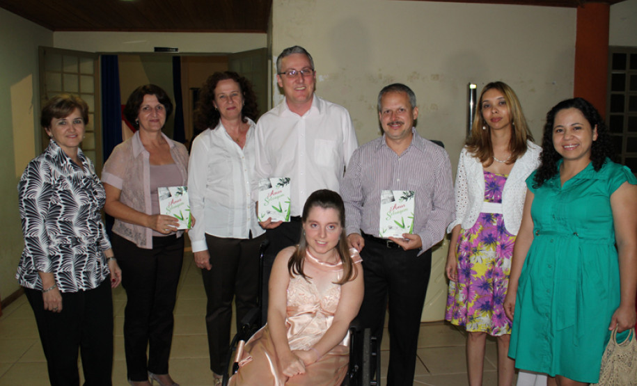 Aluna de Educação de Jovens e Adultos (EJA) do Colégio Estadual de Paraíso do Norte escreveu o romance Amor Selvagem, que foi lançado na semana passada.