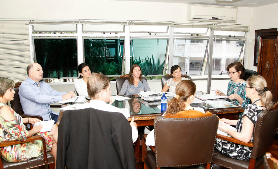 A secretária de Estado da Educação, professora Ana Seres, realizou nesta terça-feira (12) uma reunião de diretoria para debater o orçamento da pasta para este ano. Também fizeram parte da pauta a distribuição de aulas para o ano letivo de 2016, o reajuste de 10,67% concedido aos servidores, entre outros assuntos.