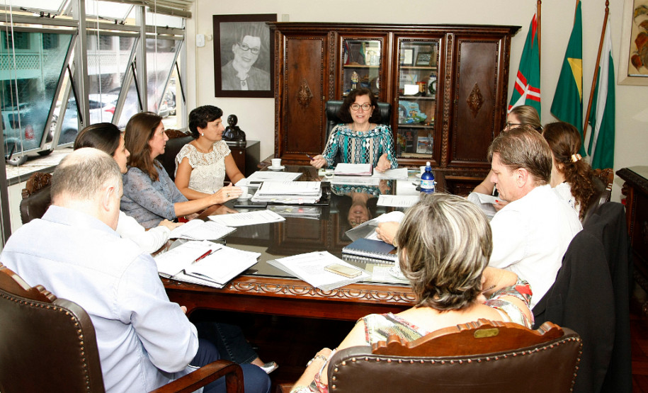 A secretária de Estado da Educação, professora Ana Seres, realizou nesta terça-feira (12) uma reunião de diretoria para debater o orçamento da pasta para este ano. Também fizeram parte da pauta a distribuição de aulas para o ano letivo de 2016, o reajuste de 10,67% concedido aos servidores, entre outros assuntos.