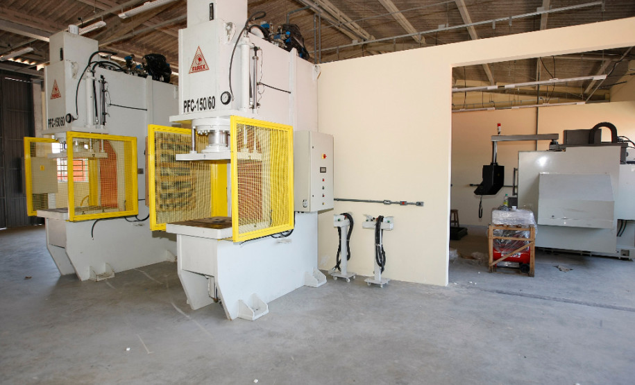 A partir do dia 29 de fevereiro, quando inicia o ano letivo de 2016, os estudantes da rede estadual de ensino e a comunidade escolar terão duas opções inéditas para a formação profissional gratuita. Em Cascavel, no Oeste, a novidade será o curso técnico em Móveis, ofertado pelo Centro Estadual de Educação Profissional Pedro Boaretto Neto. Na Capital, a novidade é o curso técnico em Biotecnologia, que será oferecido pelo Centro Estadual de Educação Profissional de Curitiba.