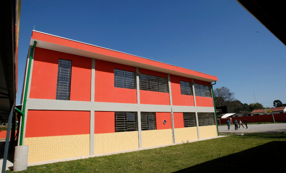 A partir do dia 29 de fevereiro, quando inicia o ano letivo de 2016, os estudantes da rede estadual de ensino e a comunidade escolar terão duas opções inéditas para a formação profissional gratuita. Em Cascavel, no Oeste, a novidade será o curso técnico em Móveis, ofertado pelo Centro Estadual de Educação Profissional Pedro Boaretto Neto. Na Capital, a novidade é o curso técnico em Biotecnologia, que será oferecido pelo Centro Estadual de Educação Profissional de Curitiba.