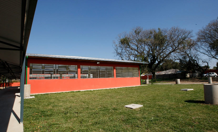 A partir do dia 29 de fevereiro, quando inicia o ano letivo de 2016, os estudantes da rede estadual de ensino e a comunidade escolar terão duas opções inéditas para a formação profissional gratuita. Em Cascavel, no Oeste, a novidade será o curso técnico em Móveis, ofertado pelo Centro Estadual de Educação Profissional Pedro Boaretto Neto. Na Capital, a novidade é o curso técnico em Biotecnologia, que será oferecido pelo Centro Estadual de Educação Profissional de Curitiba.