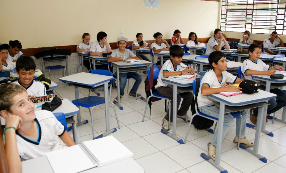 Salário de ingresso de professor supera piso nacional Um professor em início de carreira no magistério do Paraná recebe atualmente remuneração mensal de R$ 3,6 mil, para jornada de 40 horas semanais. São R$ 2,8 mil de salário, mais R$ 800 de auxílio-transporte, o que totaliza a remuneração de R$ 3,6 mil. Esse valor supera em R$ 1,5 mil o novo piso nacional da categoria, anunciado nesta quinta-feira (14) pelo ministro da Educação, Aloizio Mercadante.