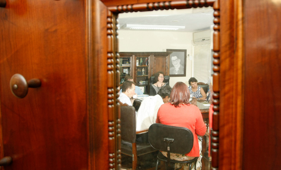 Secretária anuncia estudos para novos concursos públicos A secretária de Estado da Educação, professora Ana Seres, reuniu-se nesta quinta-feira (21) com o presidente do sindicato dos professores, Hermes Leão, e outros representantes da entidade, para debater temas da área, como novos concursos públicos para professores e funcionários de escolas, distribuição de aulas, dobra de padrão, plano de carreira e piso da categoria, além de convênios e obras.