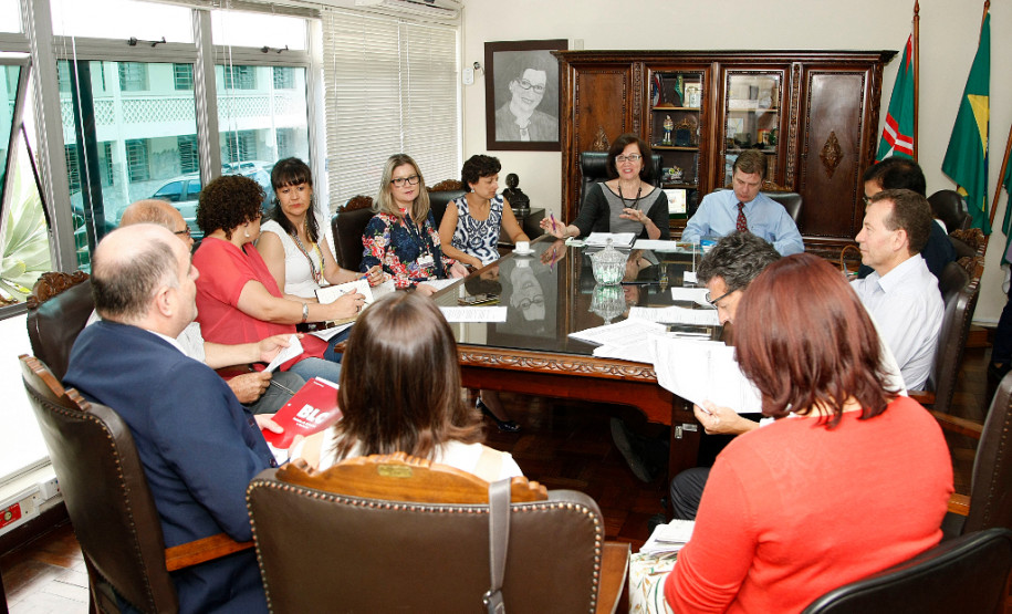 Secretária anuncia estudos para novos concursos públicos A secretária de Estado da Educação, professora Ana Seres, reuniu-se nesta quinta-feira (21) com o presidente do sindicato dos professores, Hermes Leão, e outros representantes da entidade, para debater temas da área, como novos concursos públicos para professores e funcionários de escolas, distribuição de aulas, dobra de padrão, plano de carreira e piso da categoria, além de convênios e obras.