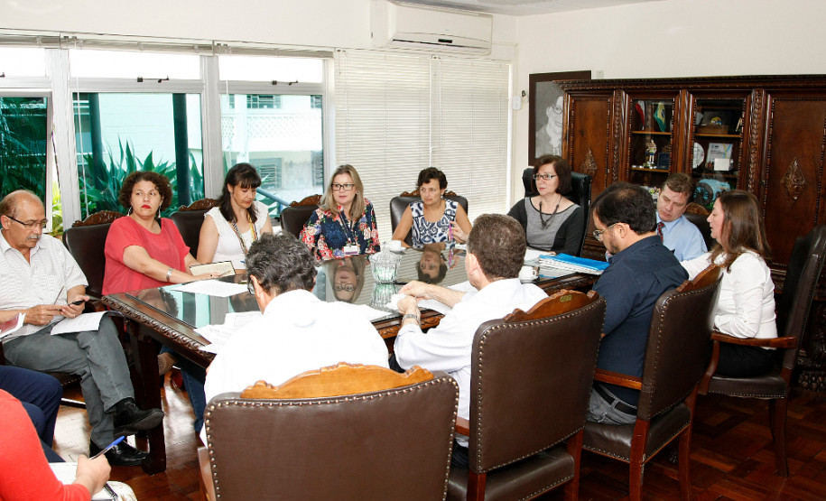 Secretária anuncia estudos para novos concursos públicos A secretária de Estado da Educação, professora Ana Seres, reuniu-se nesta quinta-feira (21) com o presidente do sindicato dos professores, Hermes Leão, e outros representantes da entidade, para debater temas da área, como novos concursos públicos para professores e funcionários de escolas, distribuição de aulas, dobra de padrão, plano de carreira e piso da categoria, além de convênios e obras.