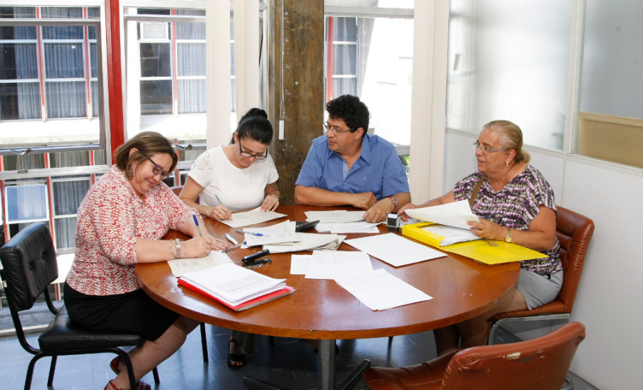 O Núcleo Regional de Educação (NRE) de Curitiba implementa, a partir deste ano, um sistema inédito para gerenciamento e acompanhamento online do processo de distribuição de aulas nas 162 escolas da rede pública estadual localizadas na capital. A nova ferramenta permite mais transparência e agilidade na distribuição das aulas aos professores. Antes, todo o processo era feito em papel.