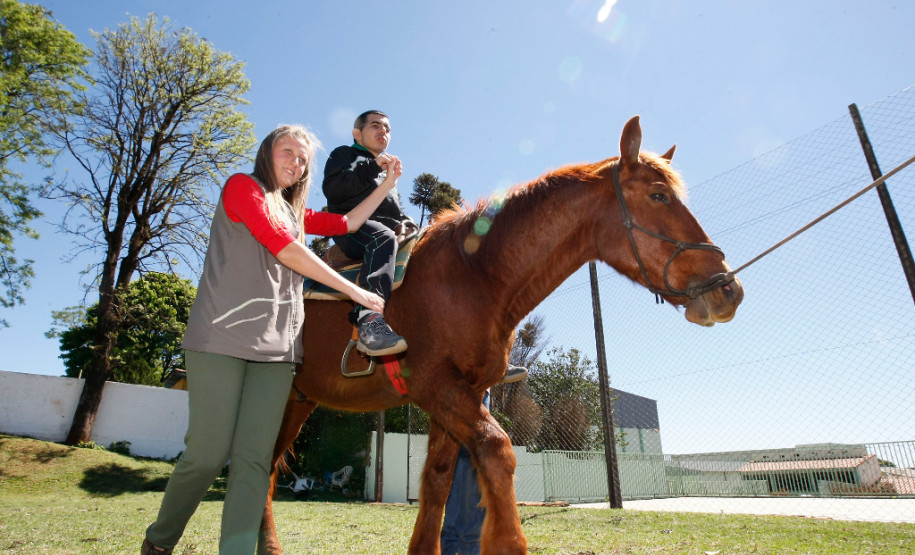 Considerando que haveria dificuldades dos municípios para se adaptarem a mudanças nas regras dos convênios com a educação especial no meio do ano, a Secretaria de Estado da Educação (SEED) vai manter até dezembro deste ano os convênios de cooperação técnica e financeira dentro do modelo atual.
