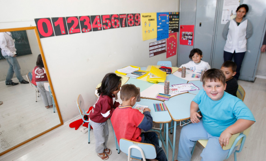 Considerando que haveria dificuldades dos municípios para se adaptarem a mudanças nas regras dos convênios com a educação especial no meio do ano, a Secretaria de Estado da Educação (SEED) vai manter até dezembro deste ano os convênios de cooperação técnica e financeira dentro do modelo atual.