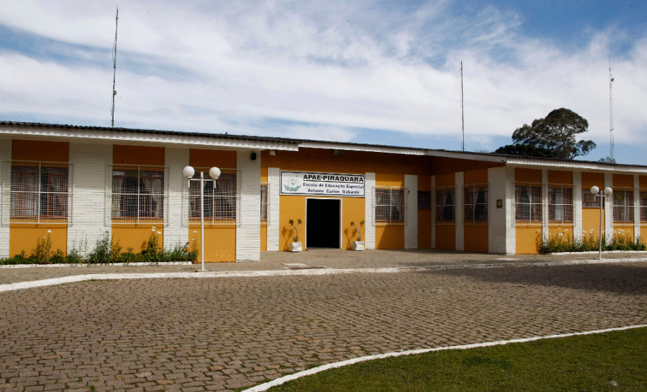 Considerando que haveria dificuldades dos municípios para se adaptarem a mudanças nas regras dos convênios com a educação especial no meio do ano, a Secretaria de Estado da Educação (SEED) vai manter até dezembro deste ano os convênios de cooperação técnica e financeira dentro do modelo atual.