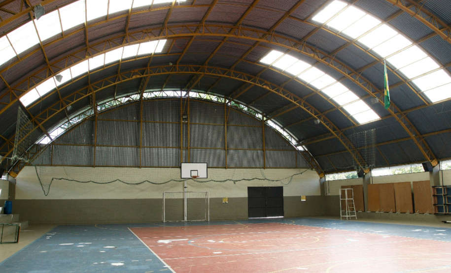 Quando os 1.200 alunos do Colégio Estadual São Paulo Apóstolo, em Curitiba, retornarem para a escola, no dia 29 de fevereiro, vão encontrar algumas novidades. É que a escola passa por pequenas obras de melhoria realizadas por um grupo de voluntários composto por pais, alunos, professores e representantes da comunidade para deixar tudo pronto antes do início do ano escolar.