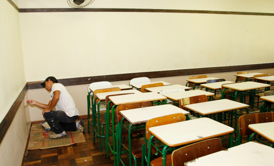 Quando os 1.200 alunos do Colégio Estadual São Paulo Apóstolo, em Curitiba, retornarem para a escola, no dia 29 de fevereiro, vão encontrar algumas novidades. É que a escola passa por pequenas obras de melhoria realizadas por um grupo de voluntários composto por pais, alunos, professores e representantes da comunidade para deixar tudo pronto antes do início do ano escolar.