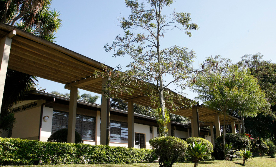 Quando os 1.200 alunos do Colégio Estadual São Paulo Apóstolo, em Curitiba, retornarem para a escola, no dia 29 de fevereiro, vão encontrar algumas novidades. É que a escola passa por pequenas obras de melhoria realizadas por um grupo de voluntários composto por pais, alunos, professores e representantes da comunidade para deixar tudo pronto antes do início do ano escolar.