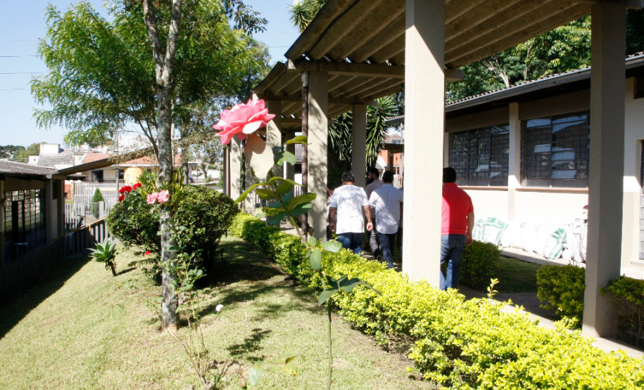 Quando os 1.200 alunos do Colégio Estadual São Paulo Apóstolo, em Curitiba, retornarem para a escola, no dia 29 de fevereiro, vão encontrar algumas novidades. É que a escola passa por pequenas obras de melhoria realizadas por um grupo de voluntários composto por pais, alunos, professores e representantes da comunidade para deixar tudo pronto antes do início do ano escolar.