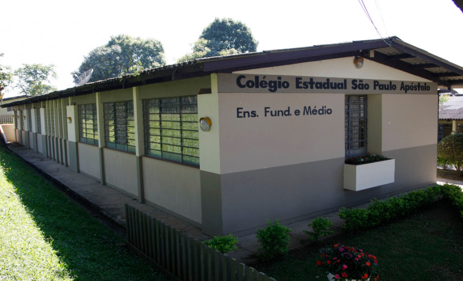 Quando os 1.200 alunos do Colégio Estadual São Paulo Apóstolo, em Curitiba, retornarem para a escola, no dia 29 de fevereiro, vão encontrar algumas novidades. É que a escola passa por pequenas obras de melhoria realizadas por um grupo de voluntários composto por pais, alunos, professores e representantes da comunidade para deixar tudo pronto antes do início do ano escolar.