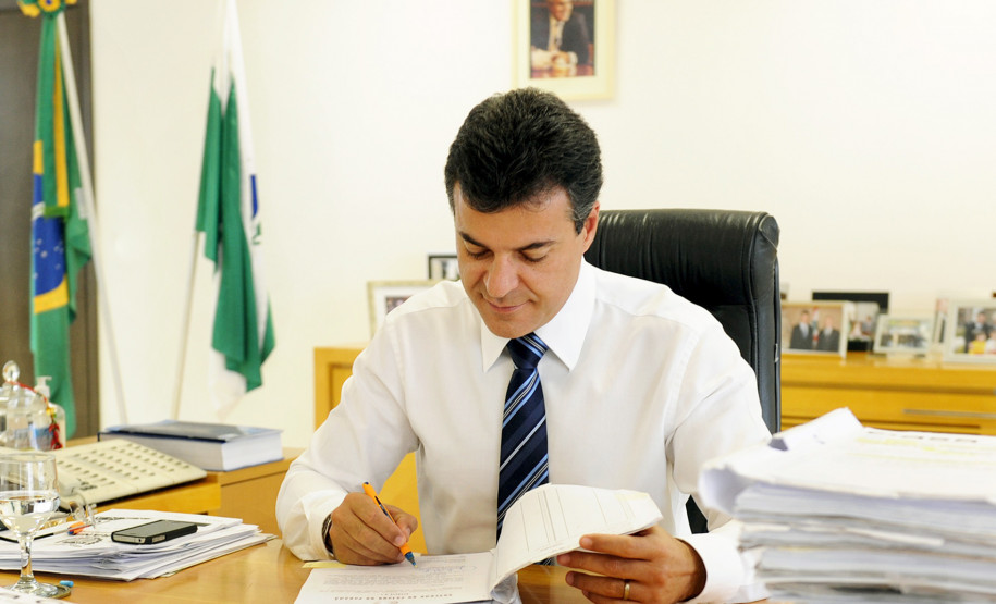 Governador assina mensagem de reajuste salarial para os professores