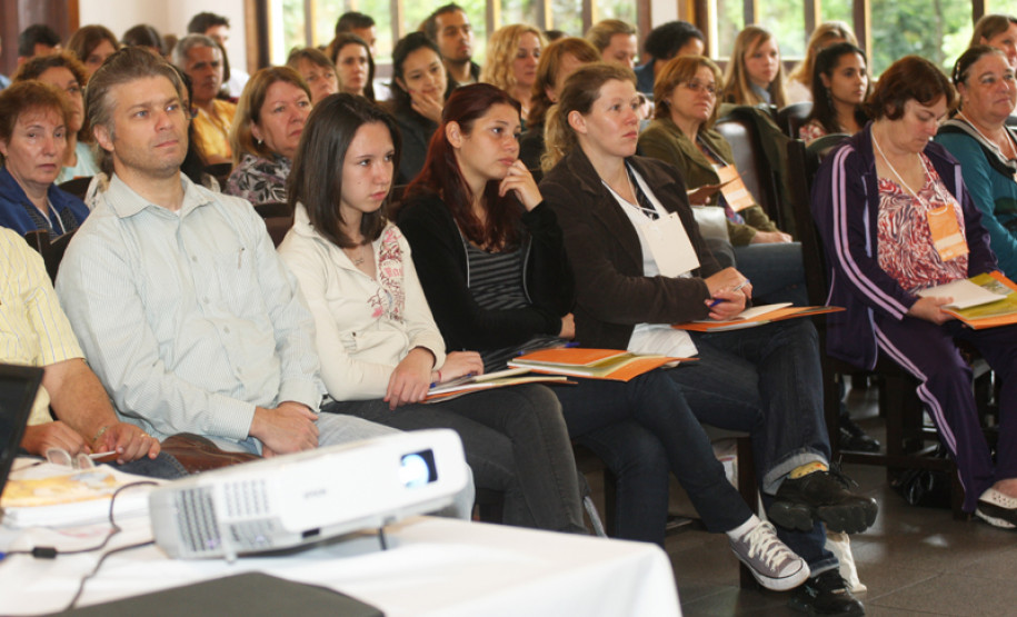 Encontro reuniu professores, alunos e funcionários das escolas públicas de Curitiba para celebrar data do dia 24, escolhida como Dia do Rio.