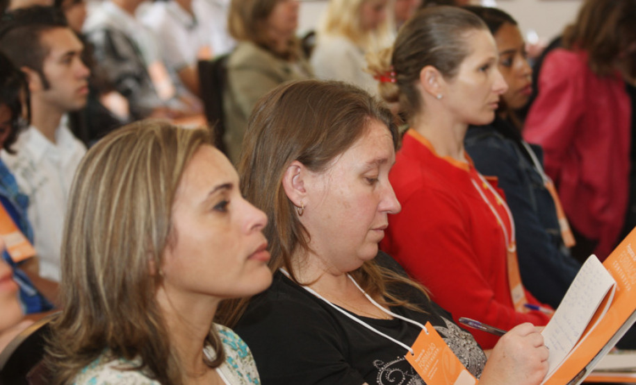 Encontro reuniu professores, alunos e funcionários das escolas públicas de Curitiba para celebrar data do dia 24, escolhida como Dia do Rio.