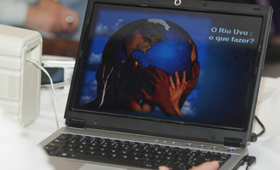 Encontro reuniu professores, alunos e funcionários das escolas públicas de Curitiba para celebrar data do dia 24, escolhida como Dia do Rio.