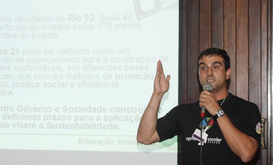 Encontro reuniu professores, alunos e funcionários das escolas públicas de Curitiba para celebrar data do dia 24, escolhida como Dia do Rio.