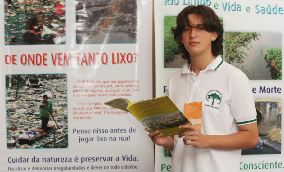 Encontro reuniu professores, alunos e funcionários das escolas públicas de Curitiba para celebrar data do dia 24, escolhida como Dia do Rio.