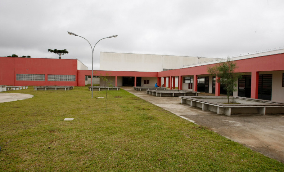 Uma das principais dificuldades dos comerciantes e empresários do município de Almirante Tamandaré (Região Metropolitana de Curitiba) e municípios vizinhos é encontrar mão de obra com formação técnica. Mas essa realidade vai mudar com o início das aulas no moderno Centro Estadual de Educação Profissional Theodoro de Bona, que vai ofertar cursos em nível técnicos gratuitamente voltados à demanda do setor produtivo da região.