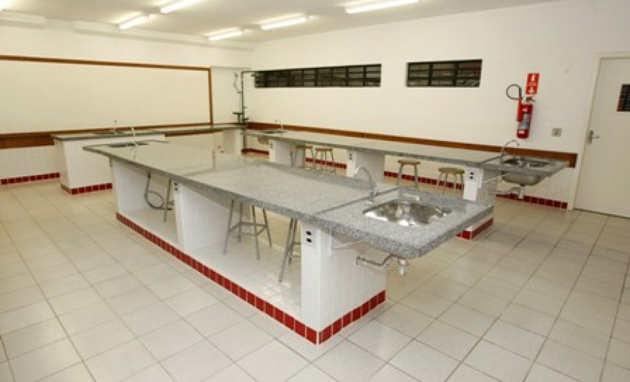 O Centro Estadual de Educação Profissional Theodoro de Bona, em Almirante Tamandaré, está com matrículas abertas para o curso técnico em nível médio de Meio Ambiente, na modalidade integrada. O curso é totalmente gratuito e tem duração de quatro anos. Nessa modalidade o estudante cursa as disciplinas técnicas junto com as da Base Nacional Comum.