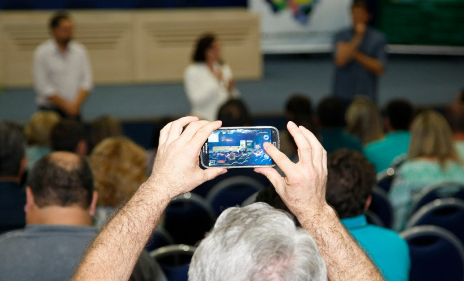 Educação orienta diretores para início do ano letivo Diretores e vice-diretores das 2.100 escolas da rede estadual de ensino participaram nesta quinta-feira (4) da primeira reunião técnica para o processo de transição entre os antigos e novos administradores escolares. “É um momento especial para que os diretores sejam orientados sobre o período de transição e sobre ações e metas para que o novo ano letivo aconteça com tranquilidade”, disse a secretária de Estado da Educação, professora Ana Seres.