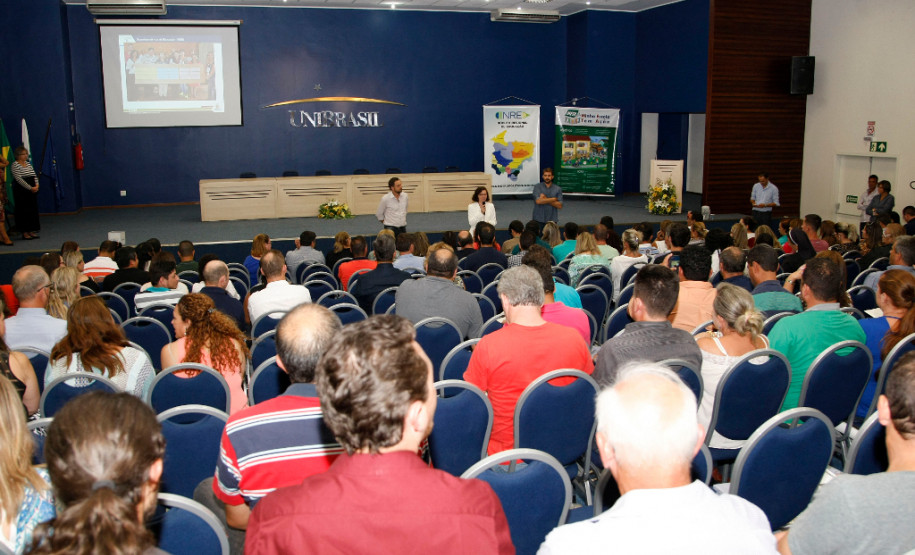 Educação orienta diretores para início do ano letivo Diretores e vice-diretores das 2.100 escolas da rede estadual de ensino participaram nesta quinta-feira (4) da primeira reunião técnica para o processo de transição entre os antigos e novos administradores escolares. “É um momento especial para que os diretores sejam orientados sobre o período de transição e sobre ações e metas para que o novo ano letivo aconteça com tranquilidade”, disse a secretária de Estado da Educação, professora Ana Seres.
