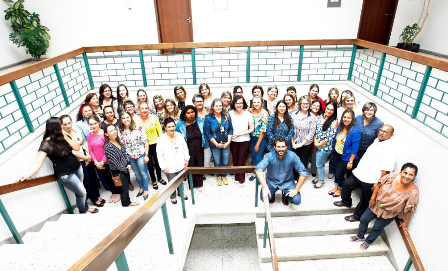 Educação orienta diretores para início do ano letivo Diretores e vice-diretores das 2.100 escolas da rede estadual de ensino participaram nesta quinta-feira (4) da primeira reunião técnica para o processo de transição entre os antigos e novos administradores escolares. “É um momento especial para que os diretores sejam orientados sobre o período de transição e sobre ações e metas para que o novo ano letivo aconteça com tranquilidade”, disse a secretária de Estado da Educação, professora Ana Seres.