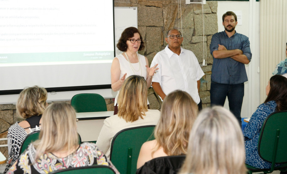 Educação orienta diretores para início do ano letivo Diretores e vice-diretores das 2.100 escolas da rede estadual de ensino participaram nesta quinta-feira (4) da primeira reunião técnica para o processo de transição entre os antigos e novos administradores escolares. “É um momento especial para que os diretores sejam orientados sobre o período de transição e sobre ações e metas para que o novo ano letivo aconteça com tranquilidade”, disse a secretária de Estado da Educação, professora Ana Seres.